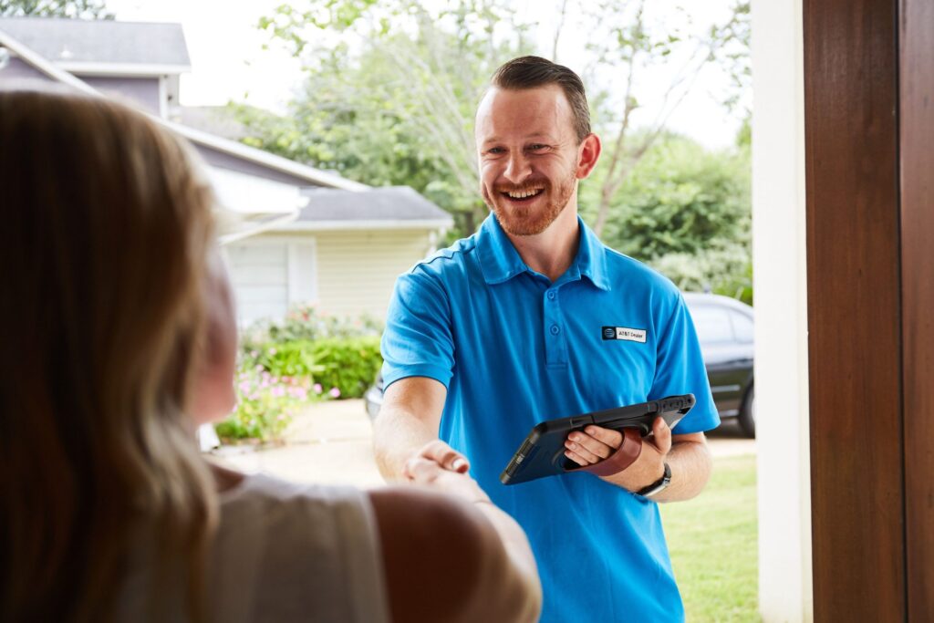 delivery-happy-man-tablet