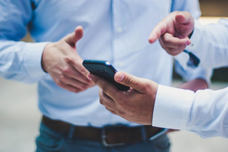 phone-two-people