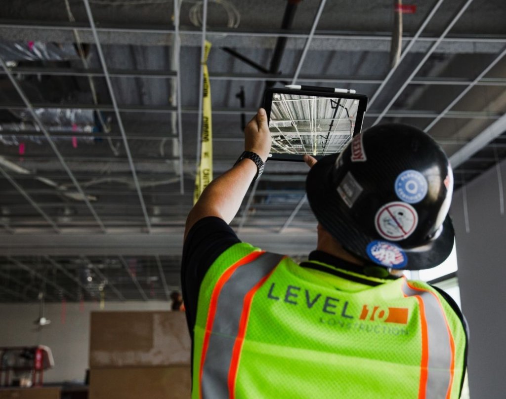 tablet-construction-documentation-worker