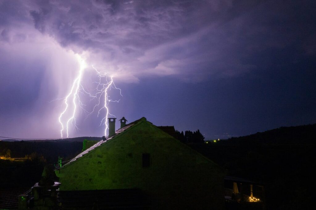 thunder-hitting-house-roof